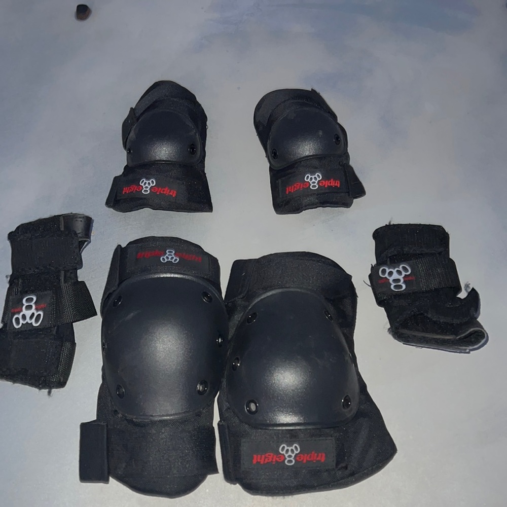Skateboarding pads complete set good condition